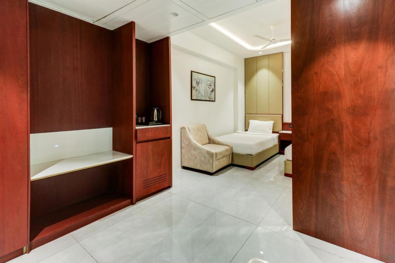 Oyo Townhouse 785 Sree Vinayaka Grand Hotell Anantapur Exteriör bild