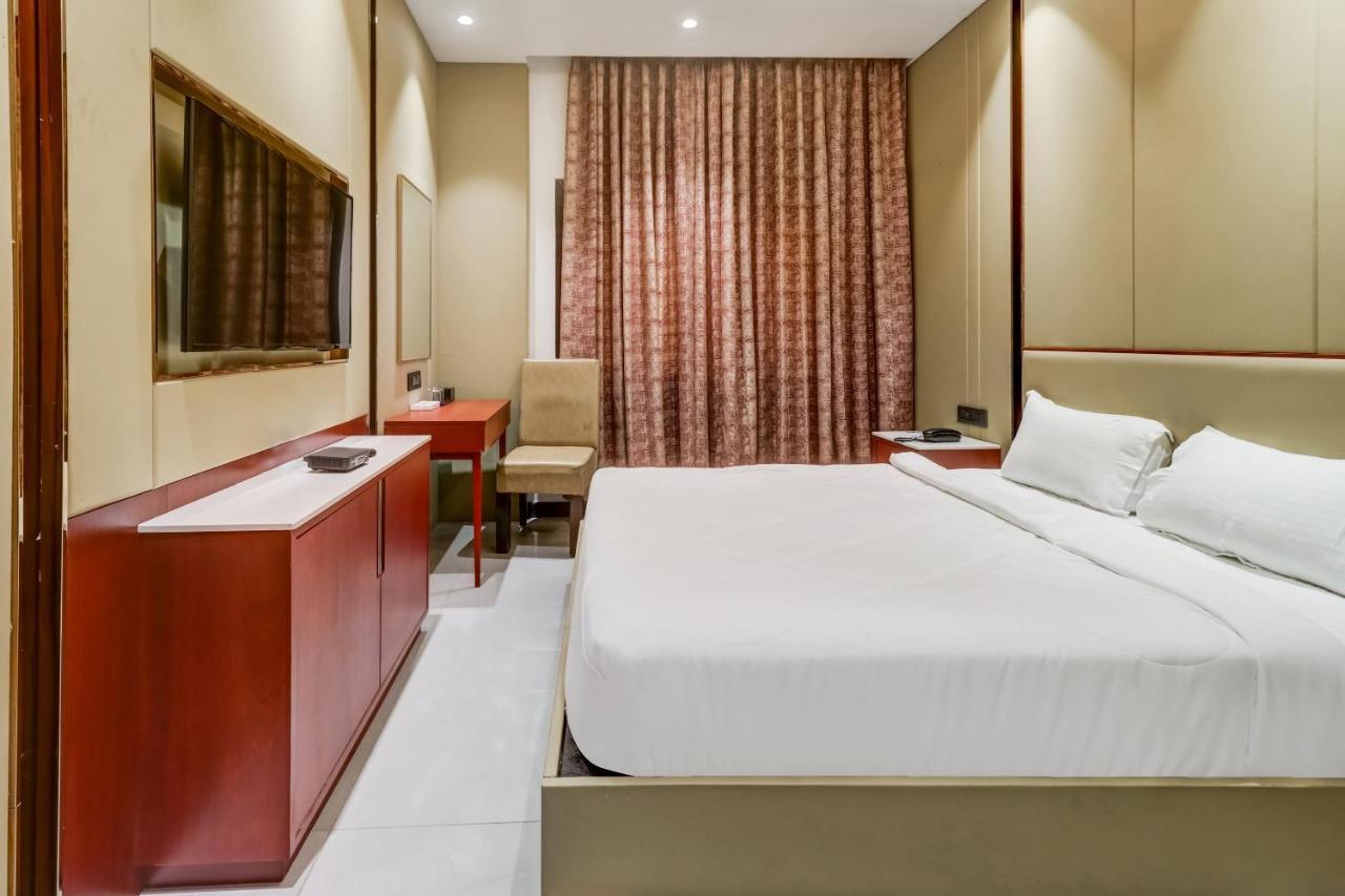 Oyo Townhouse 785 Sree Vinayaka Grand Hotell Anantapur Exteriör bild